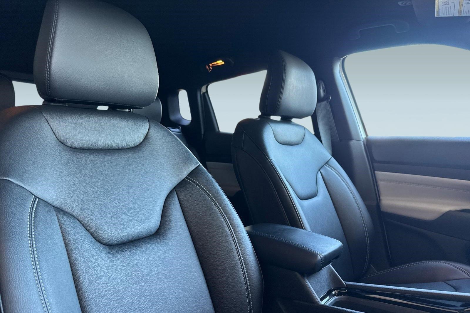 Used 2025 Jeep Compass Limited image 31