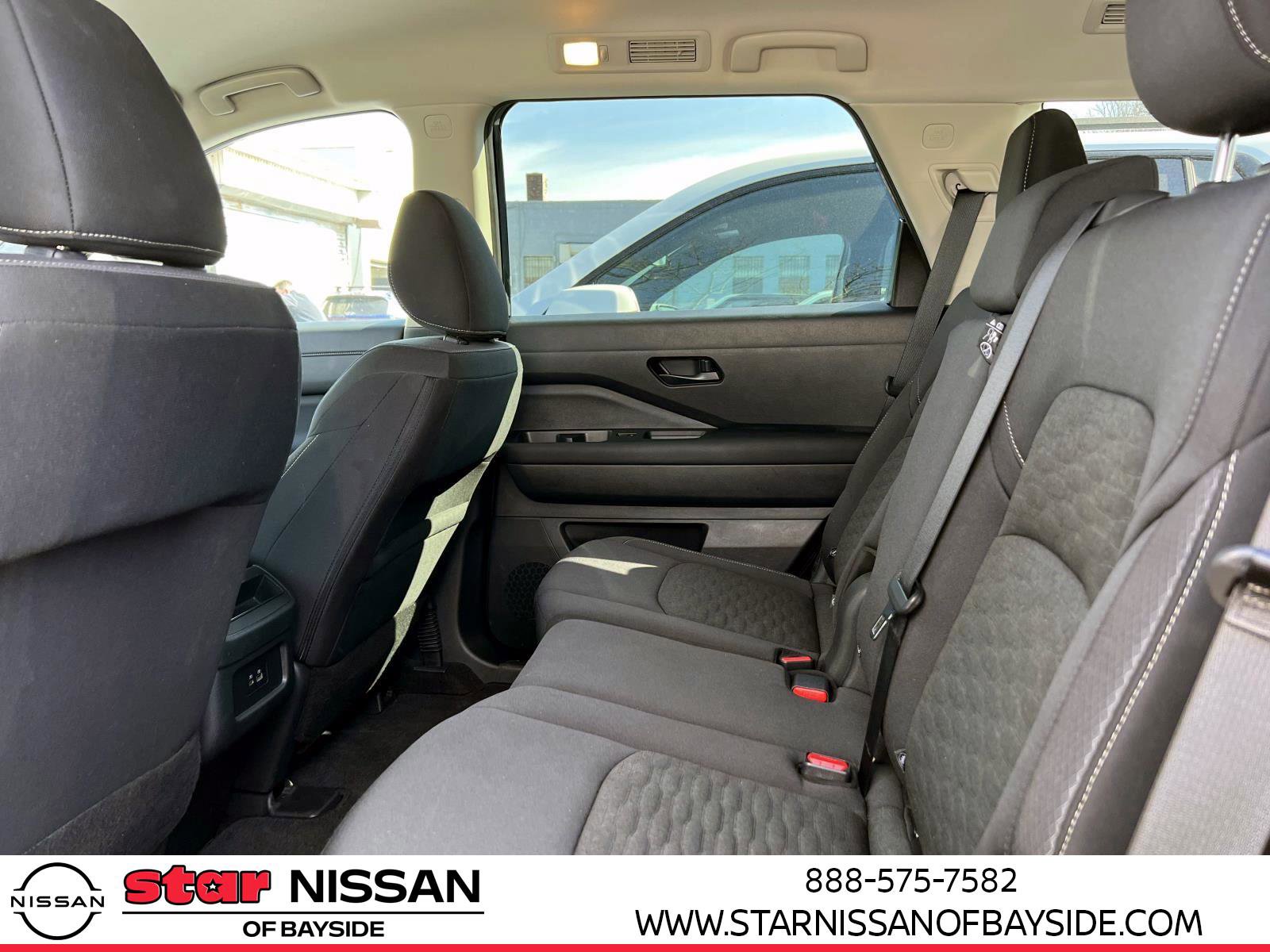 Used 2024 Nissan Pathfinder S image 10