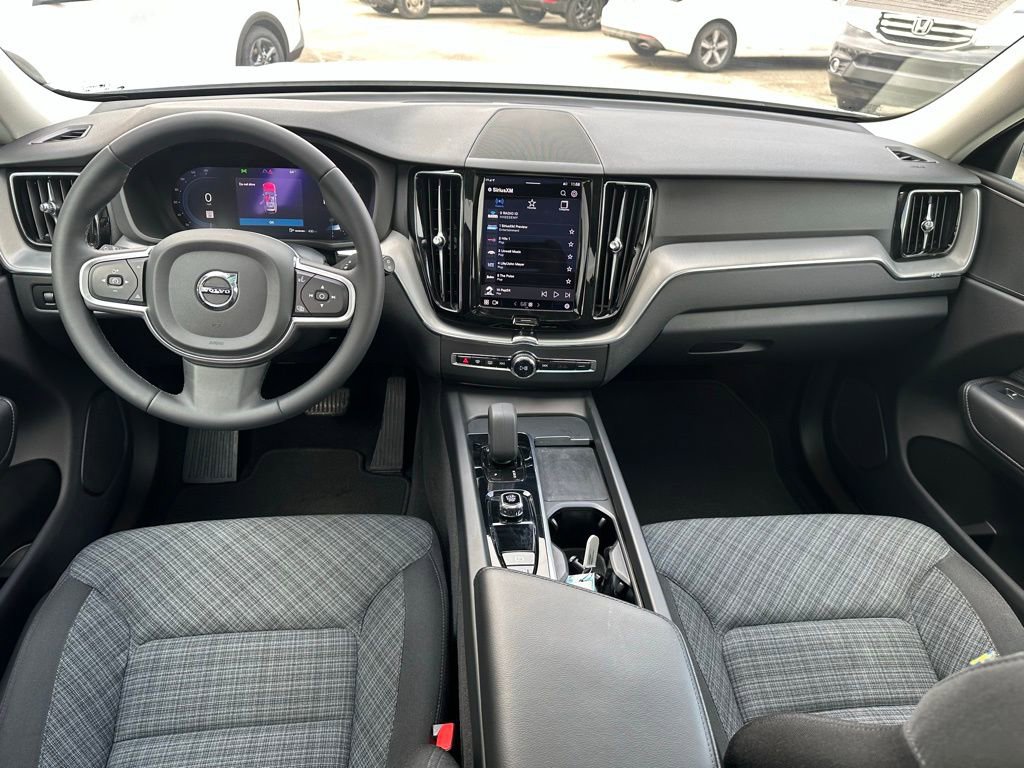 Used 2022 Volvo XC60 B5 Momentum image 17