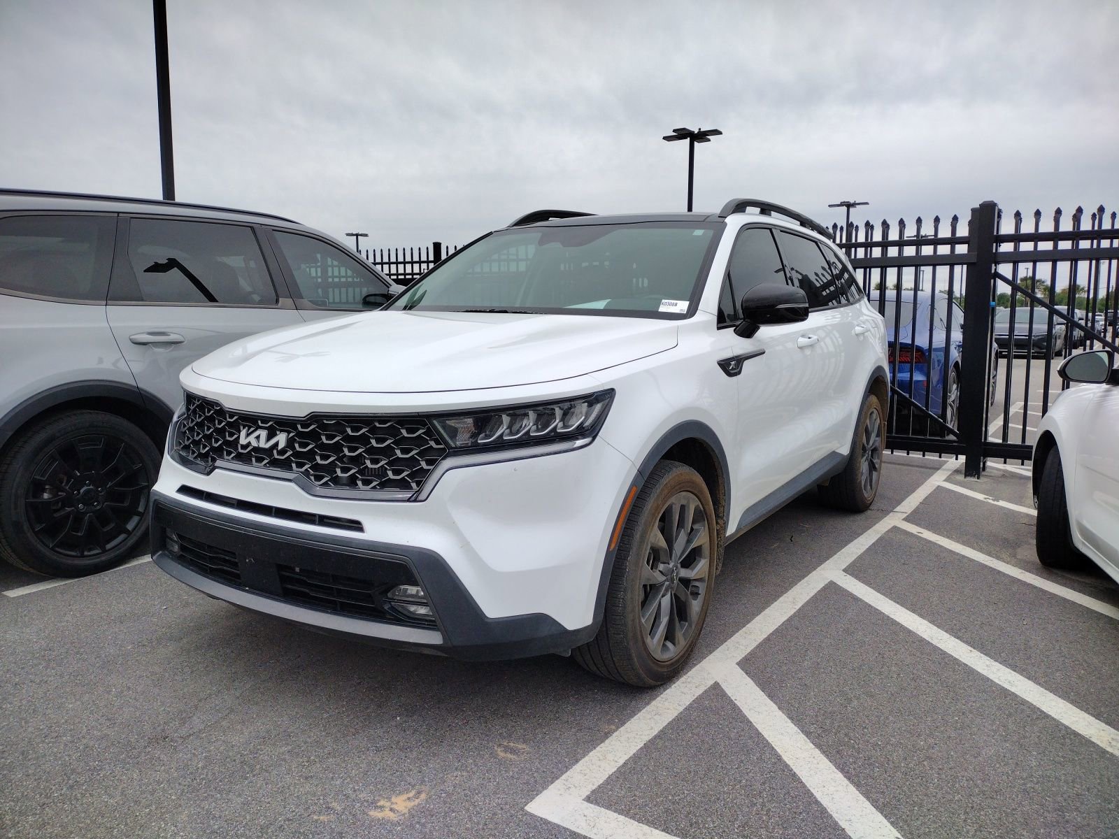 Used 2023 Kia Sorento X-Line EX image 3