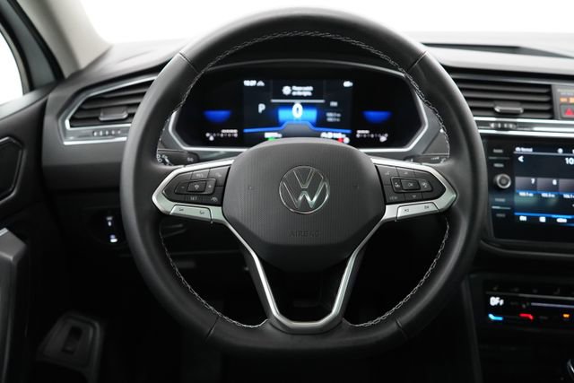 Used 2022 Volkswagen Tiguan SE w/ Panoramic Sunroof Package image 17