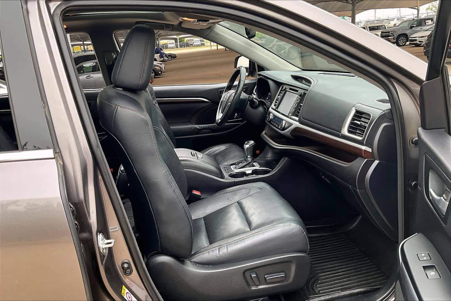 Used 2014 Toyota Highlander Limited Platinum AWD/4WD image 9