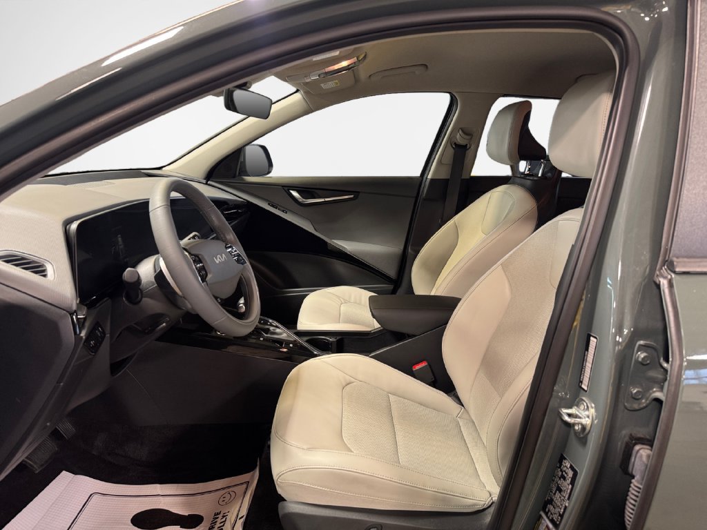 Used 2024 Kia Niro EX FWD image 12