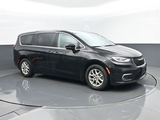 Used 2024 Chrysler Pacifica Touring-L image 3