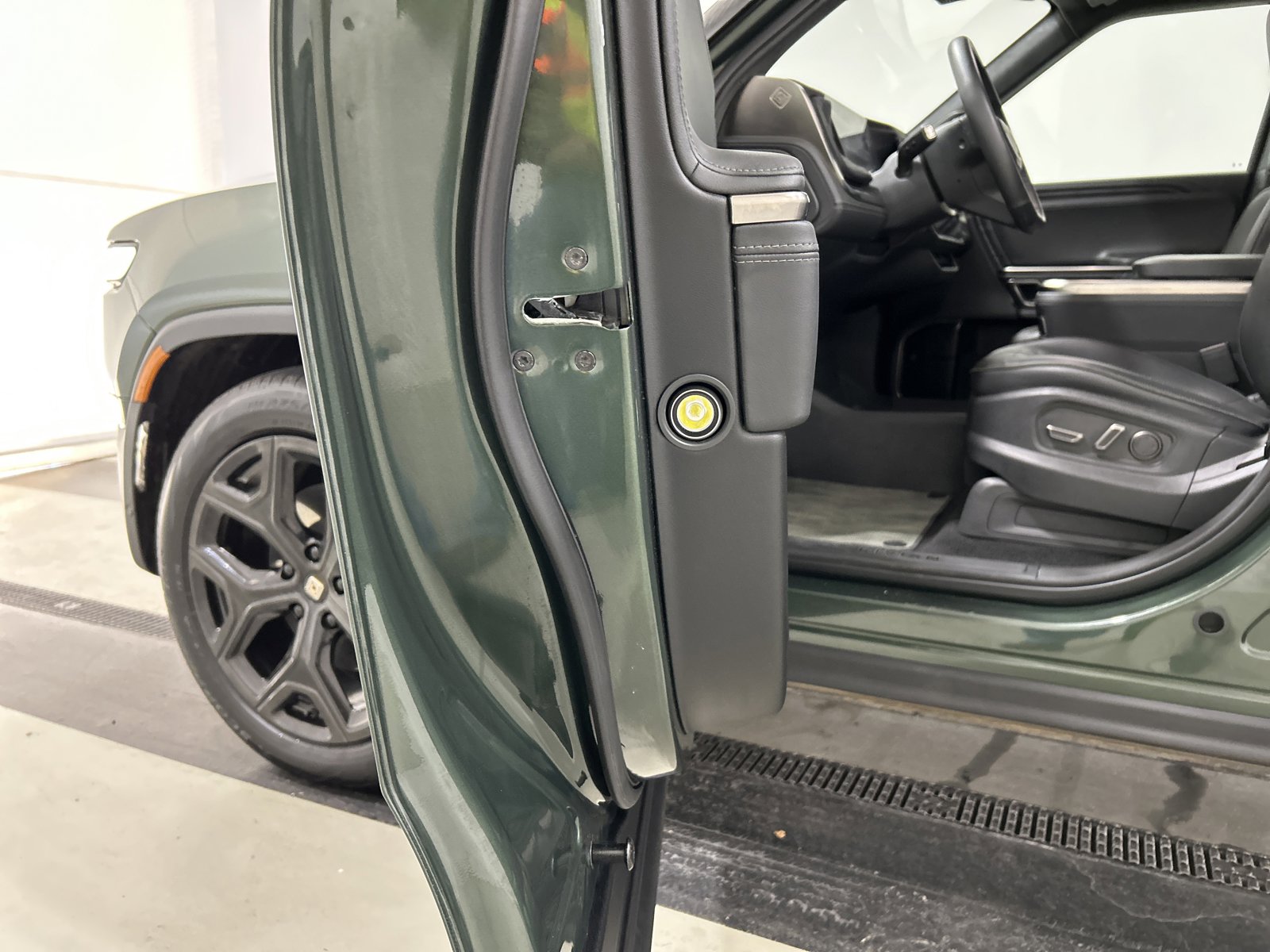Used 2023 Rivian R1S Adventure image 32