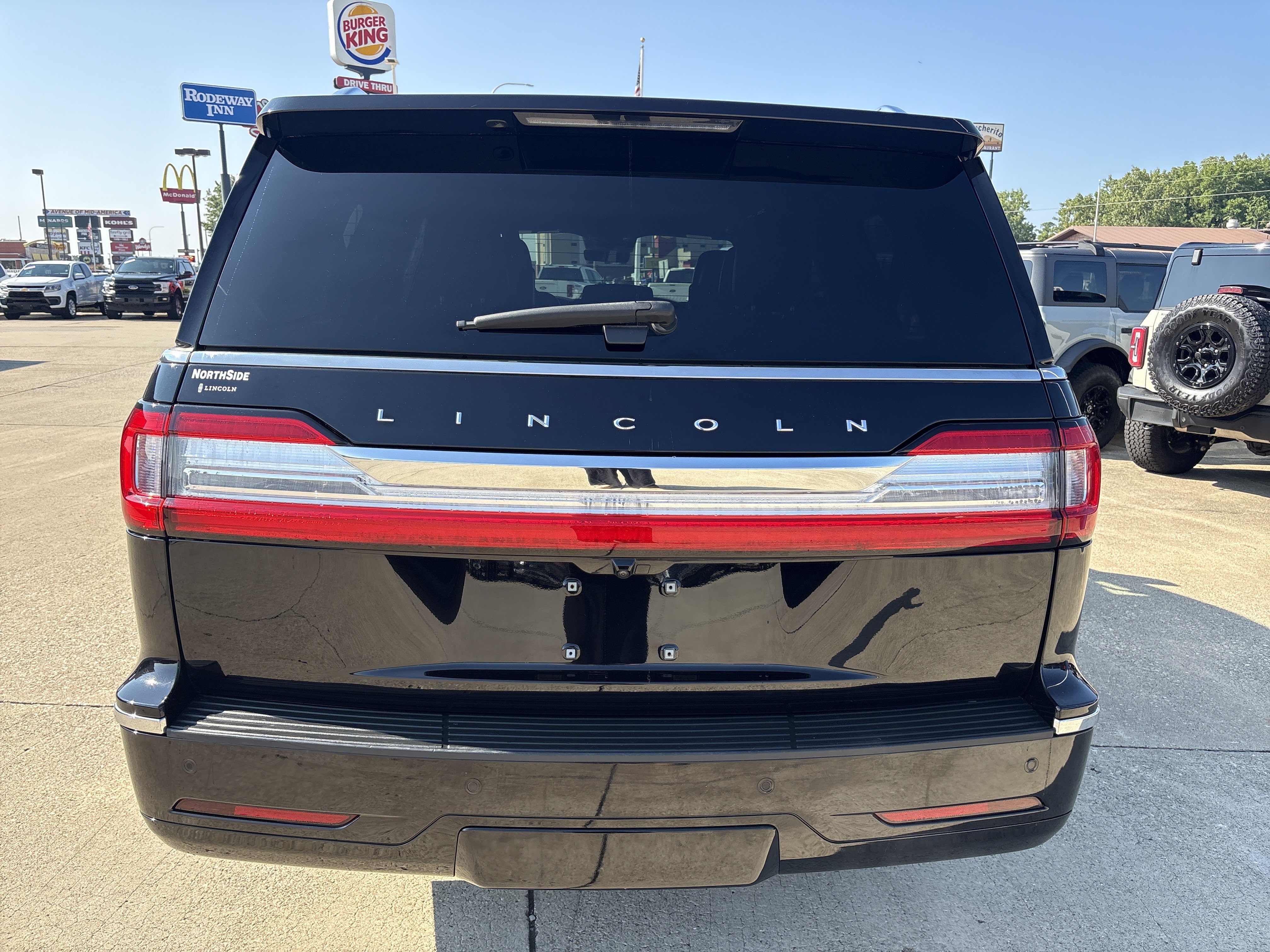Used 2021 Lincoln Navigator L Reserve w/ Luxury Package AWD/4WD image 4