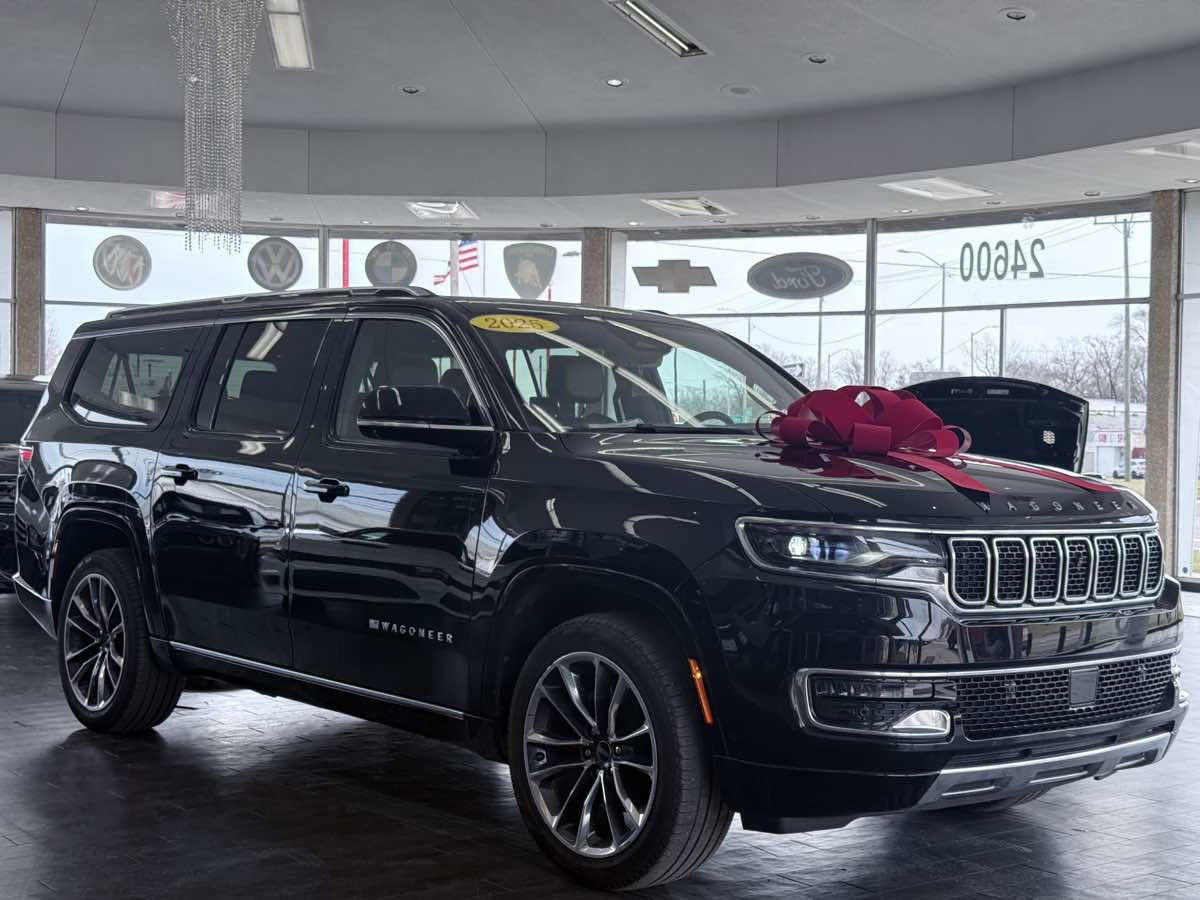 Used 2025 Jeep Wagoneer L Series III w/ Premium Group I AWD/4WD image 1