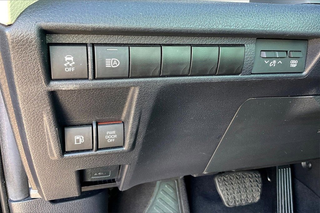Used 2024 Toyota Sienna XLE image 24
