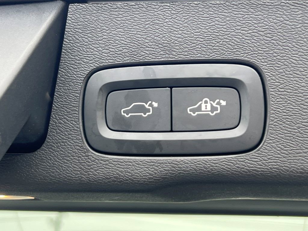 Certified 2023 Volvo XC60 B5 Plus w/ Climate Package image 18