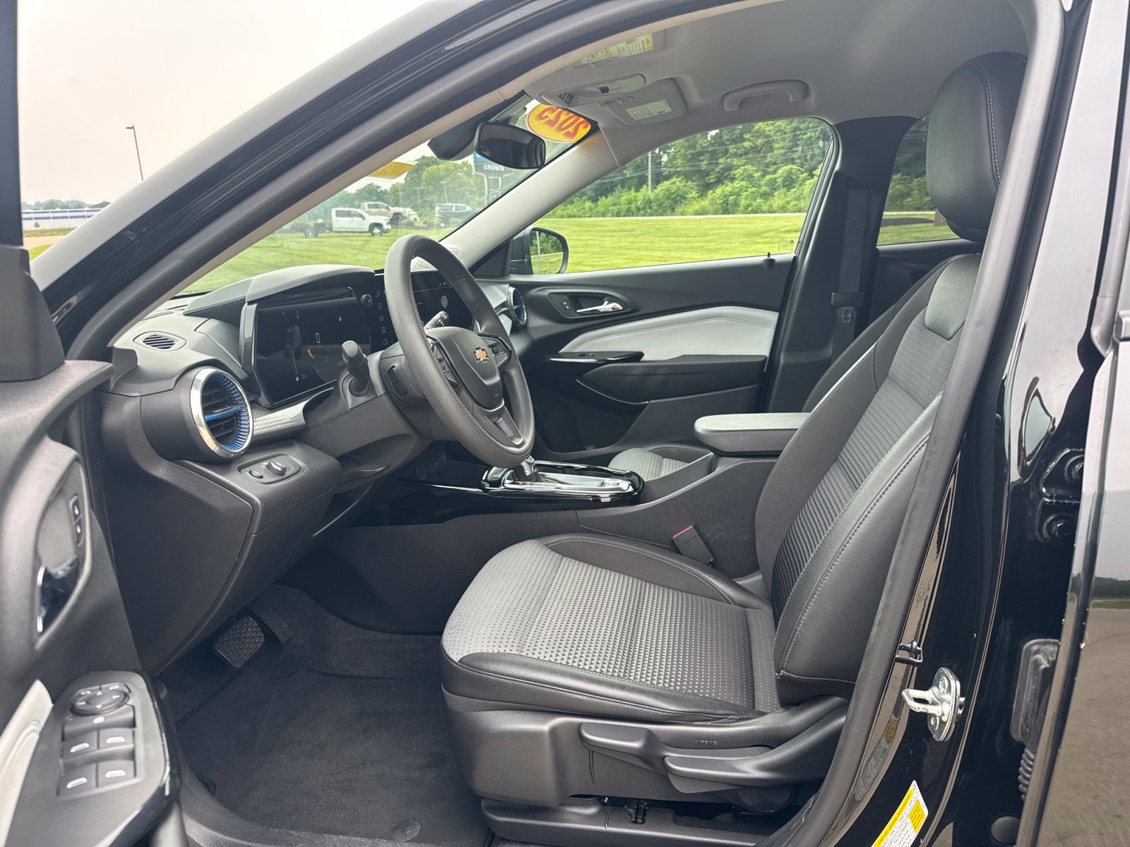 Used 2025 Chevrolet Trax LT FWD image 17