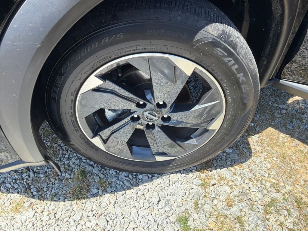 Used 2025 Nissan Rogue SV FWD image 2
