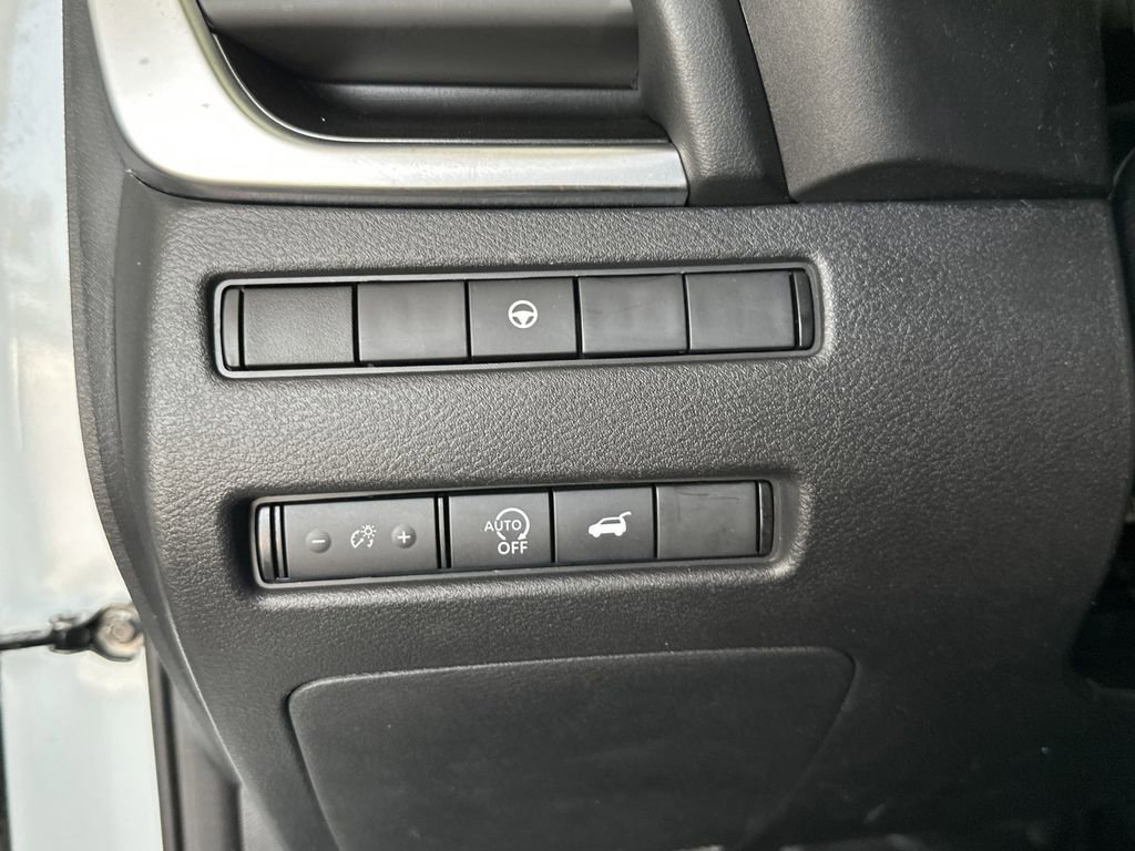 Used 2024 Nissan Rogue SV AWD/4WD image 17