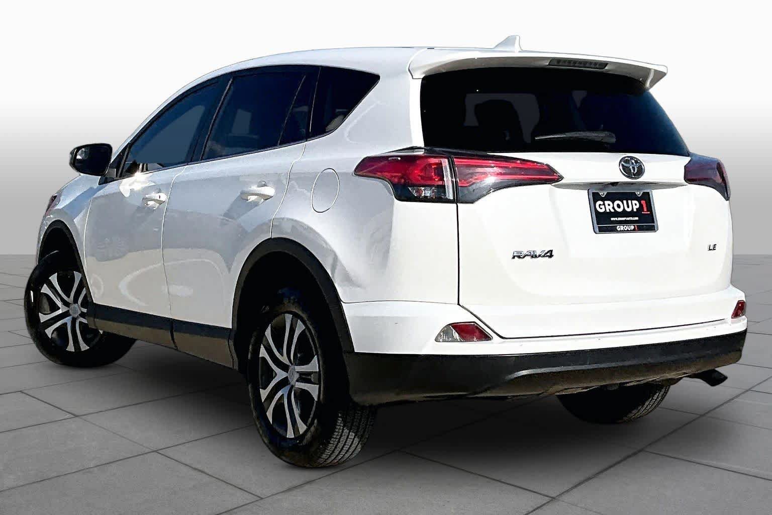 Used 2018 Toyota RAV4 LE FWD image 12