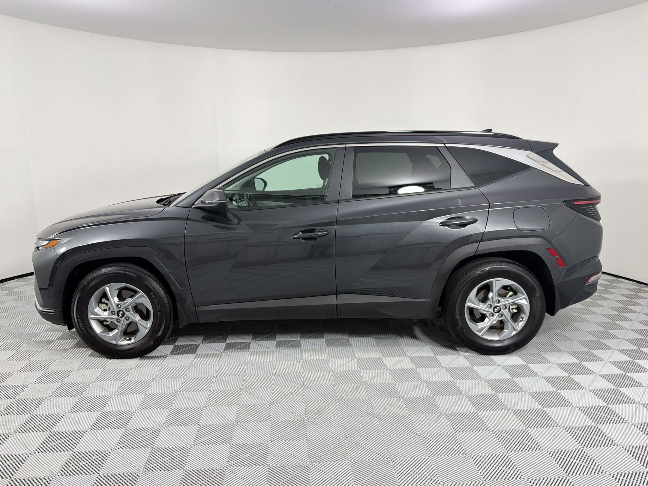 Used 2023 Hyundai Tucson SEL FWD image 2