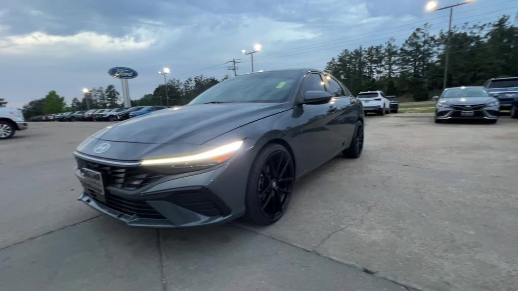 Used 2024 Hyundai Elantra SEL w/ Convenience Package image 2