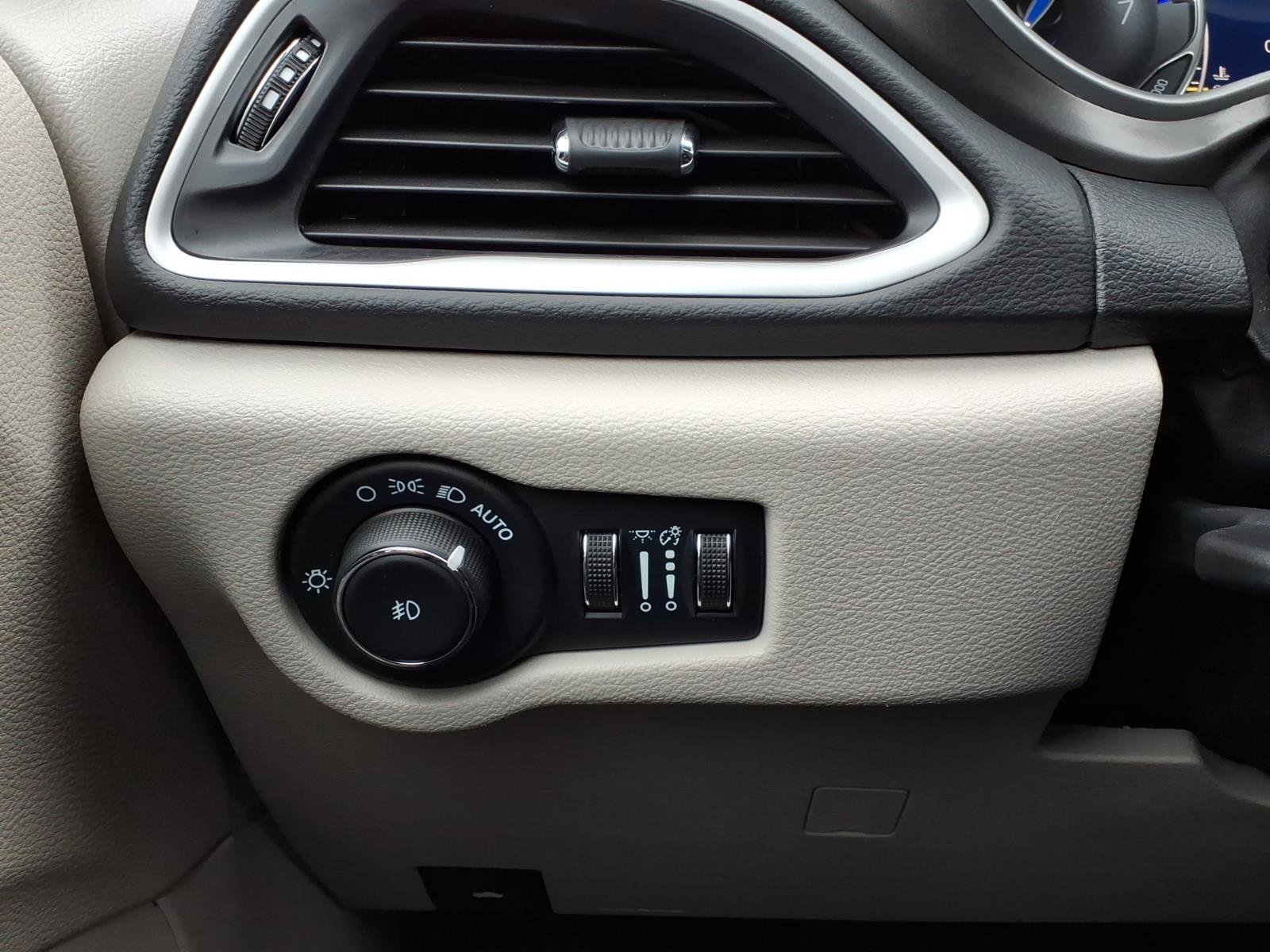 Used 2024 Chrysler Pacifica Touring-L image 30