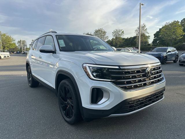 Used 2025 Volkswagen Atlas SE w/ Black Wheel Package image 7