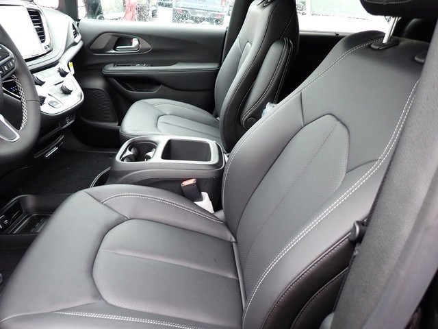 New 2026 Chrysler Pacifica Select image 12