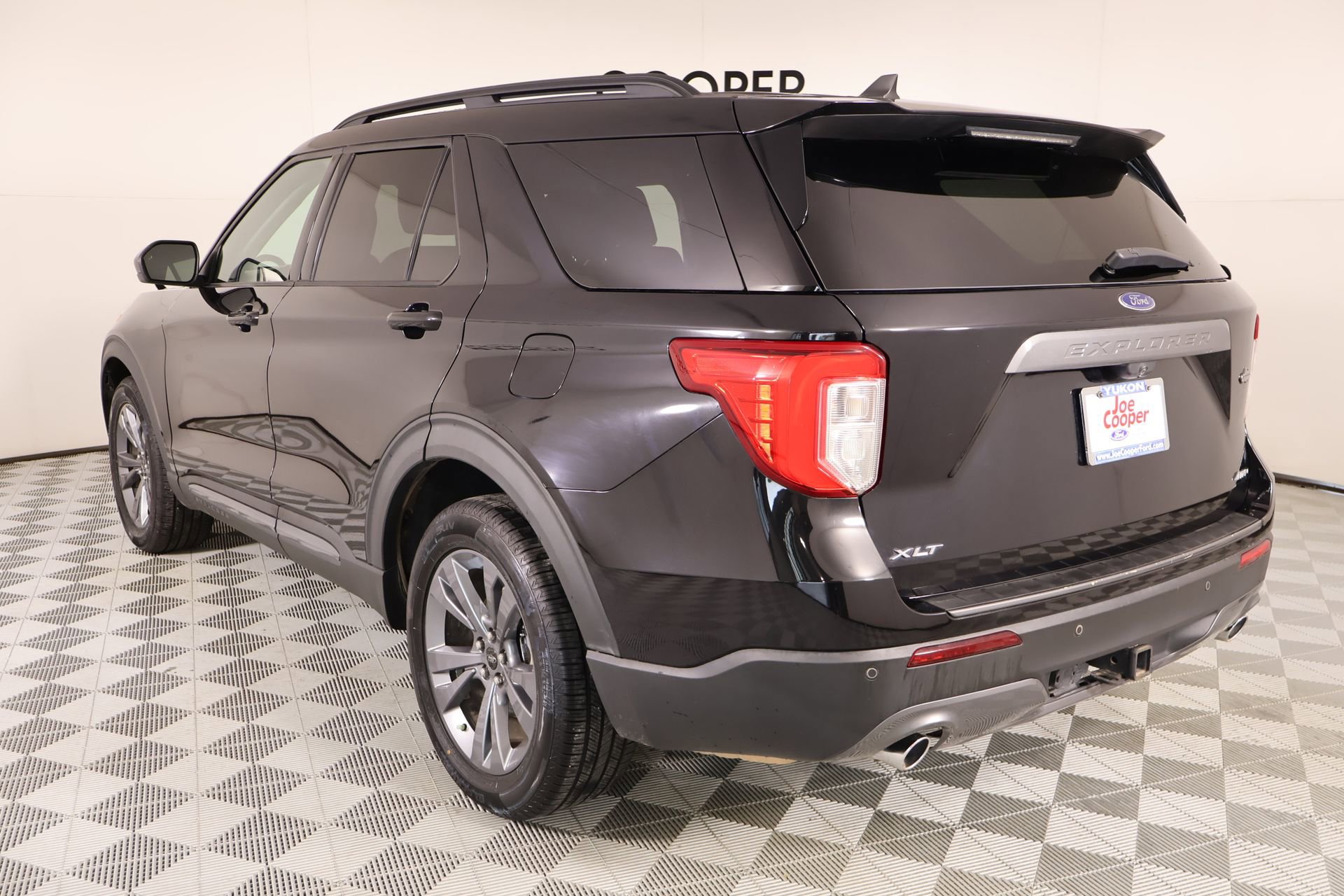 Used 2022 Ford Explorer XLT w/ Equipment Group 202A AWD/4WD image 24