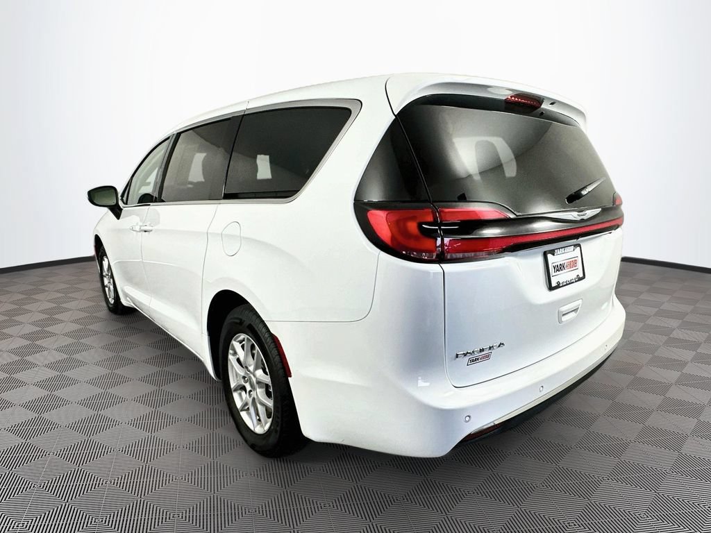 Certified 2023 Chrysler Pacifica Touring-L FWD image 7