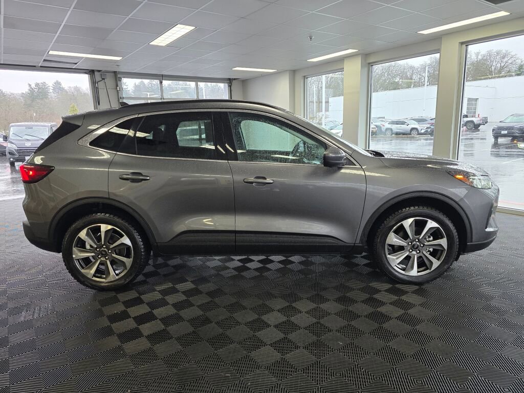 Used 2024 Ford Escape Platinum image 2