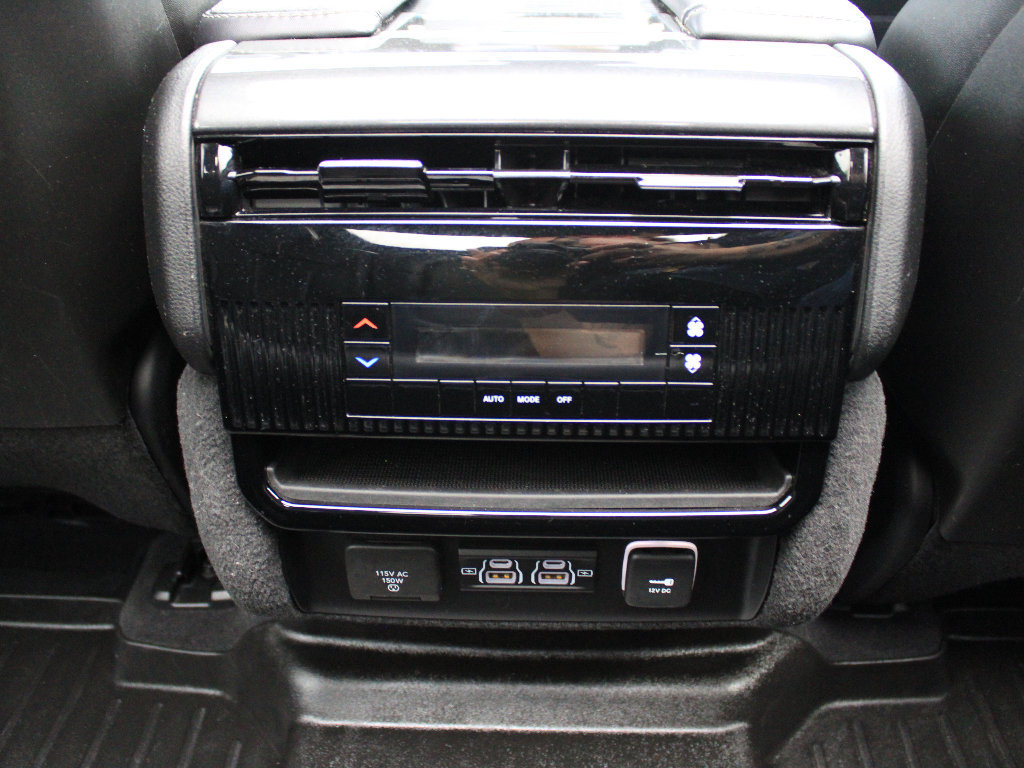 Used 2023 Jeep Wagoneer 4WD w/ Premium Group I image 30