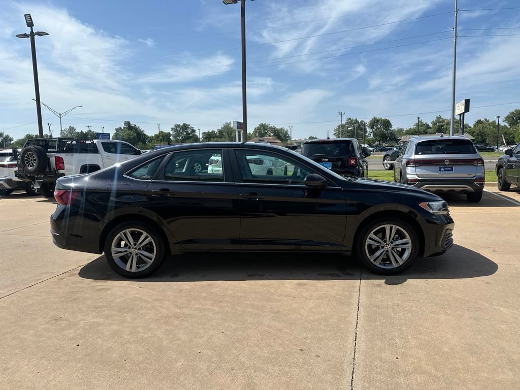 Used 2024 Volkswagen Jetta SE w/ Panoramic Sunroof Package FWD image 4