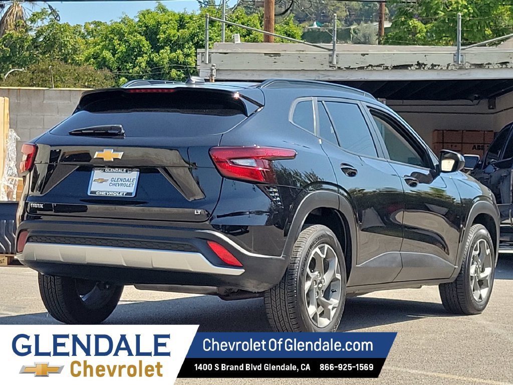 Used 2025 Chevrolet Trax LT FWD image 3