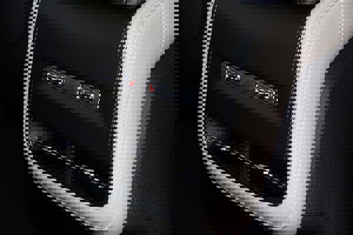 Used 2025 Lincoln Nautilus Reserve AWD/4WD image 16