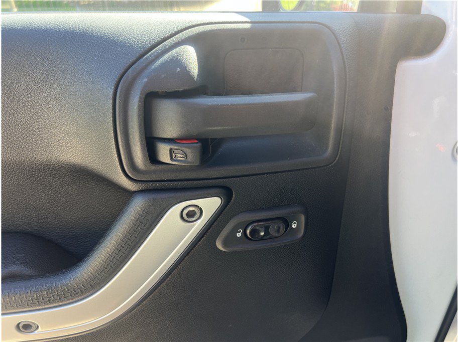 Used 2013 Jeep Wrangler Unlimited Rubicon w/ Connectivity Group AWD/4WD image 17
