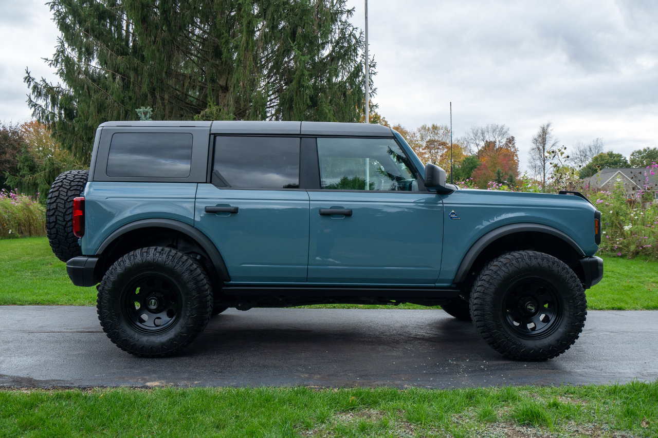 Used 2022 Ford Bronco Black Diamond image 2