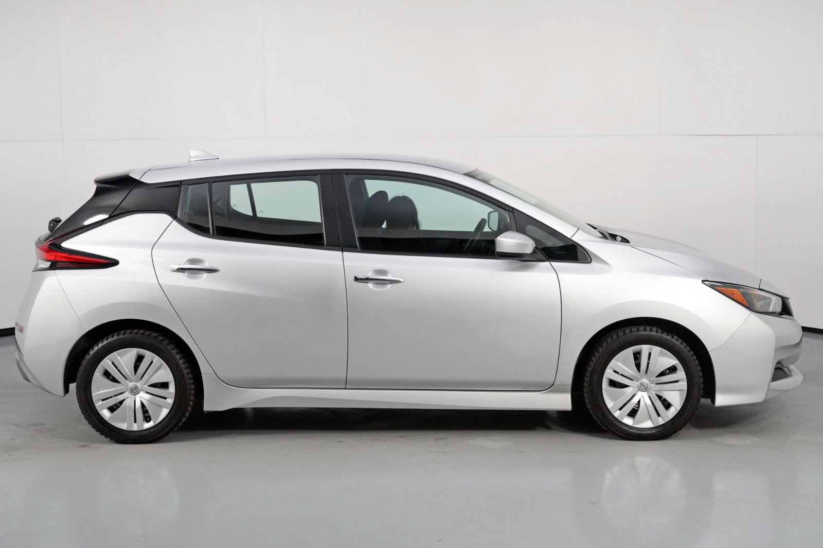 Used 2025 Nissan Leaf S image 44