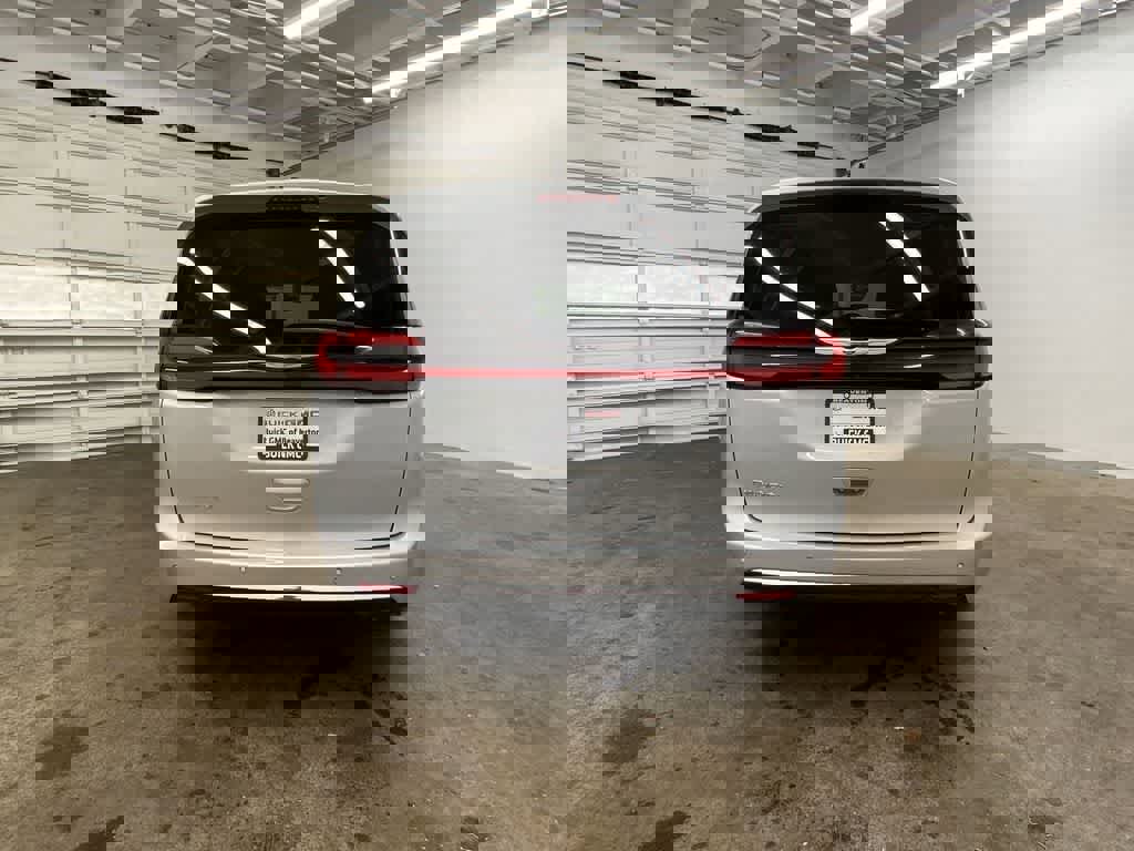Used 2024 Chrysler Pacifica Touring-L image 5