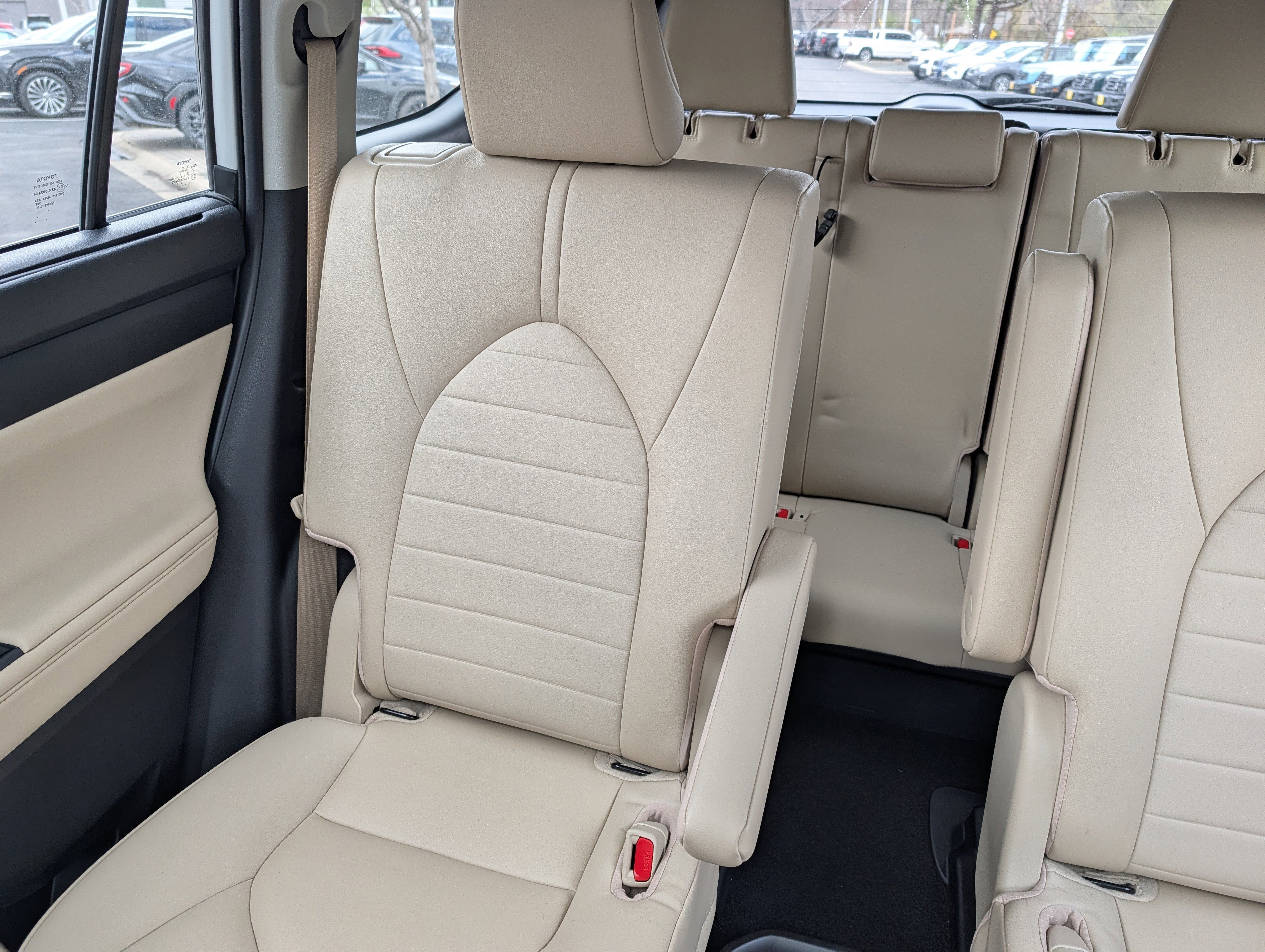 Used 2023 Toyota Highlander XLE AWD/4WD image 12
