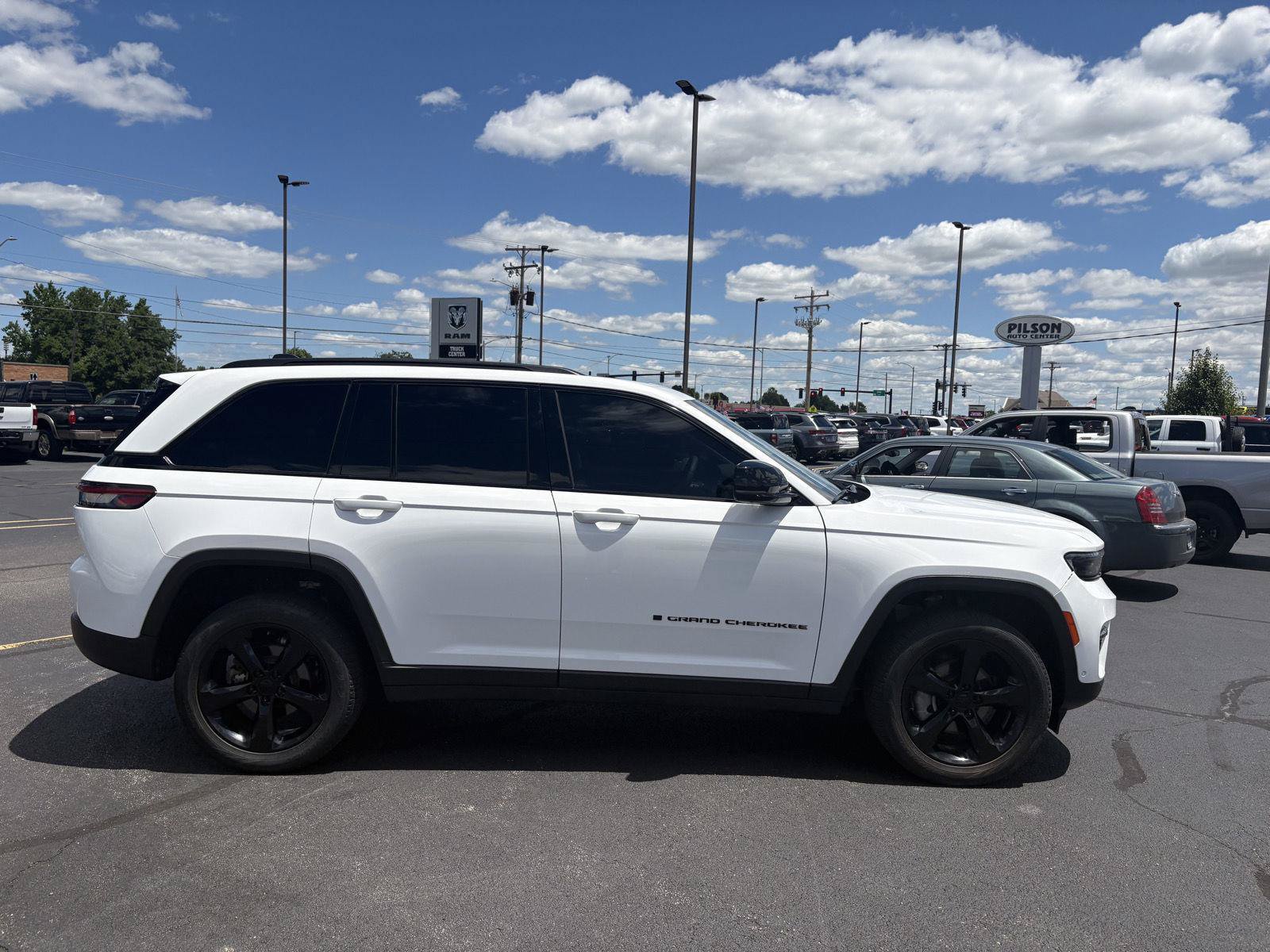 Used 2023 Jeep Grand Cherokee Limited w/ Luxury Tech Group II AWD/4WD image 11
