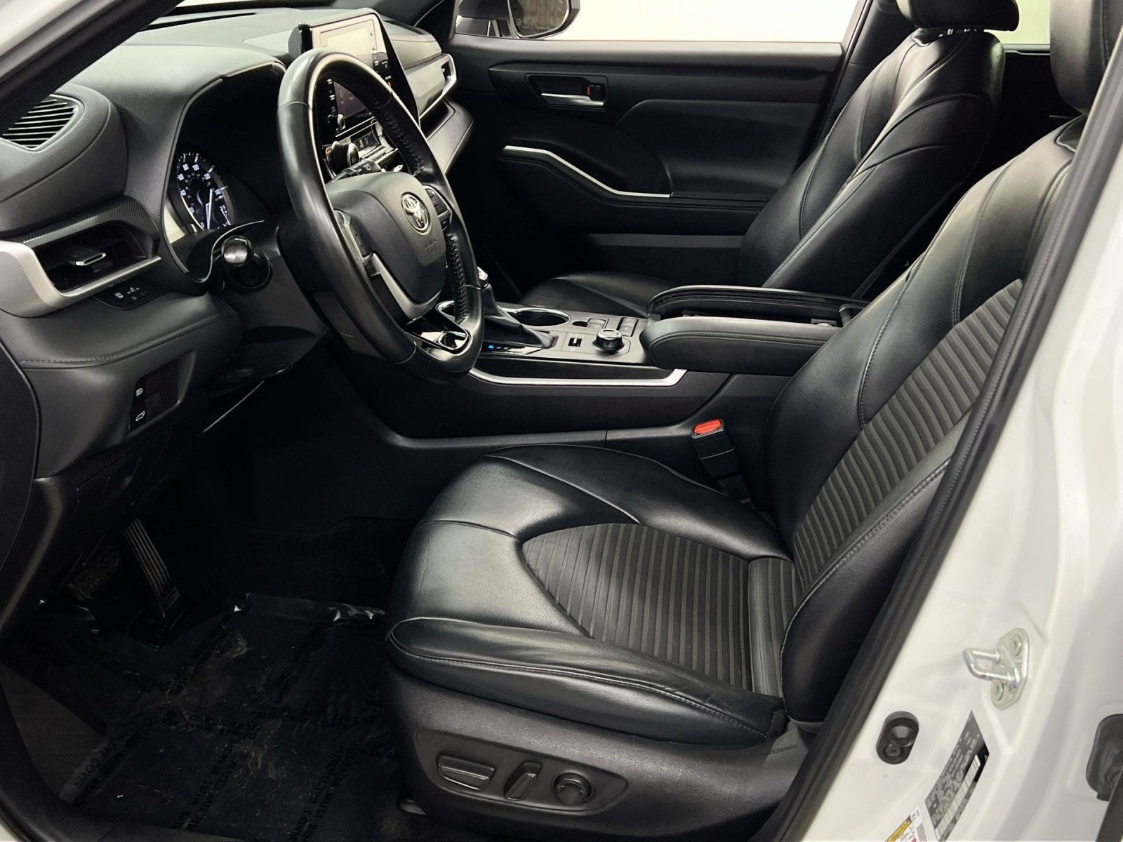 Used 2022 Toyota Highlander XSE image 2