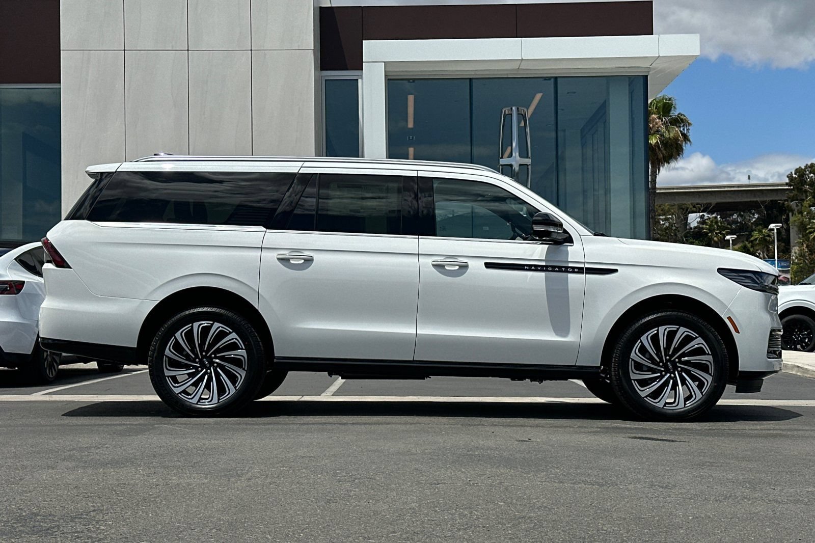 New 2026 Lincoln Navigator L Black Label AWD/4WD image 2