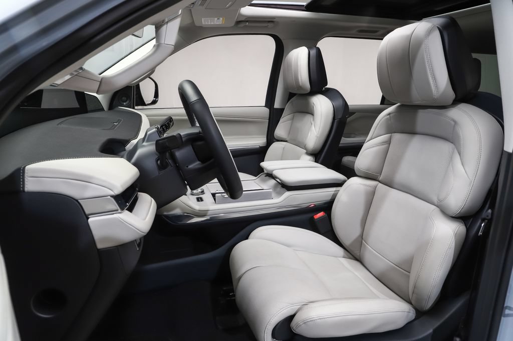 Used 2025 Lincoln Navigator L Reserve AWD/4WD image 9