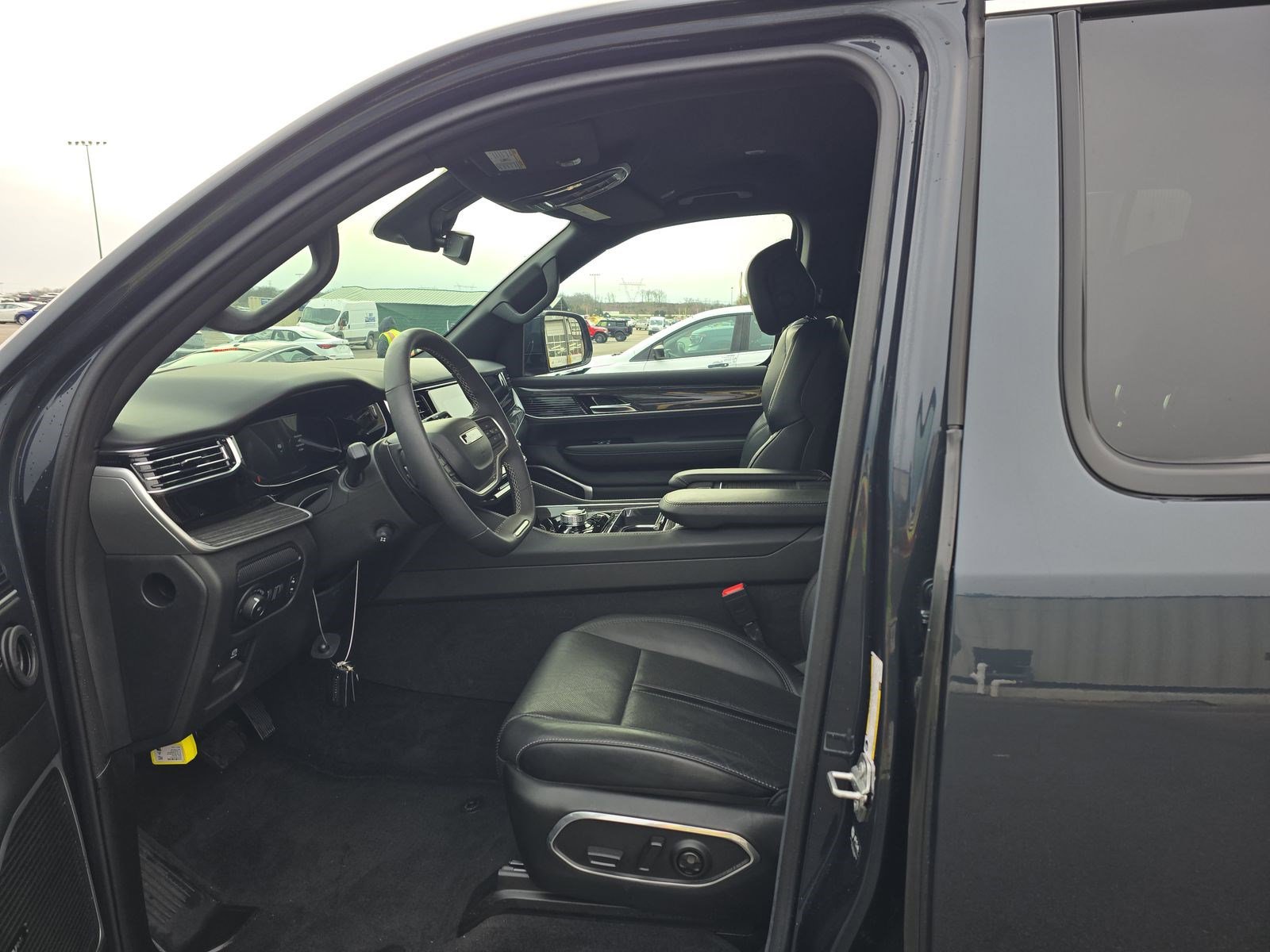 Used 2022 Jeep Wagoneer Series III w/ Flexible Seating Group image 14