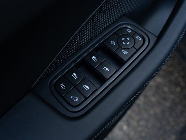 New 2026 Porsche Macan 4 Electric image 17