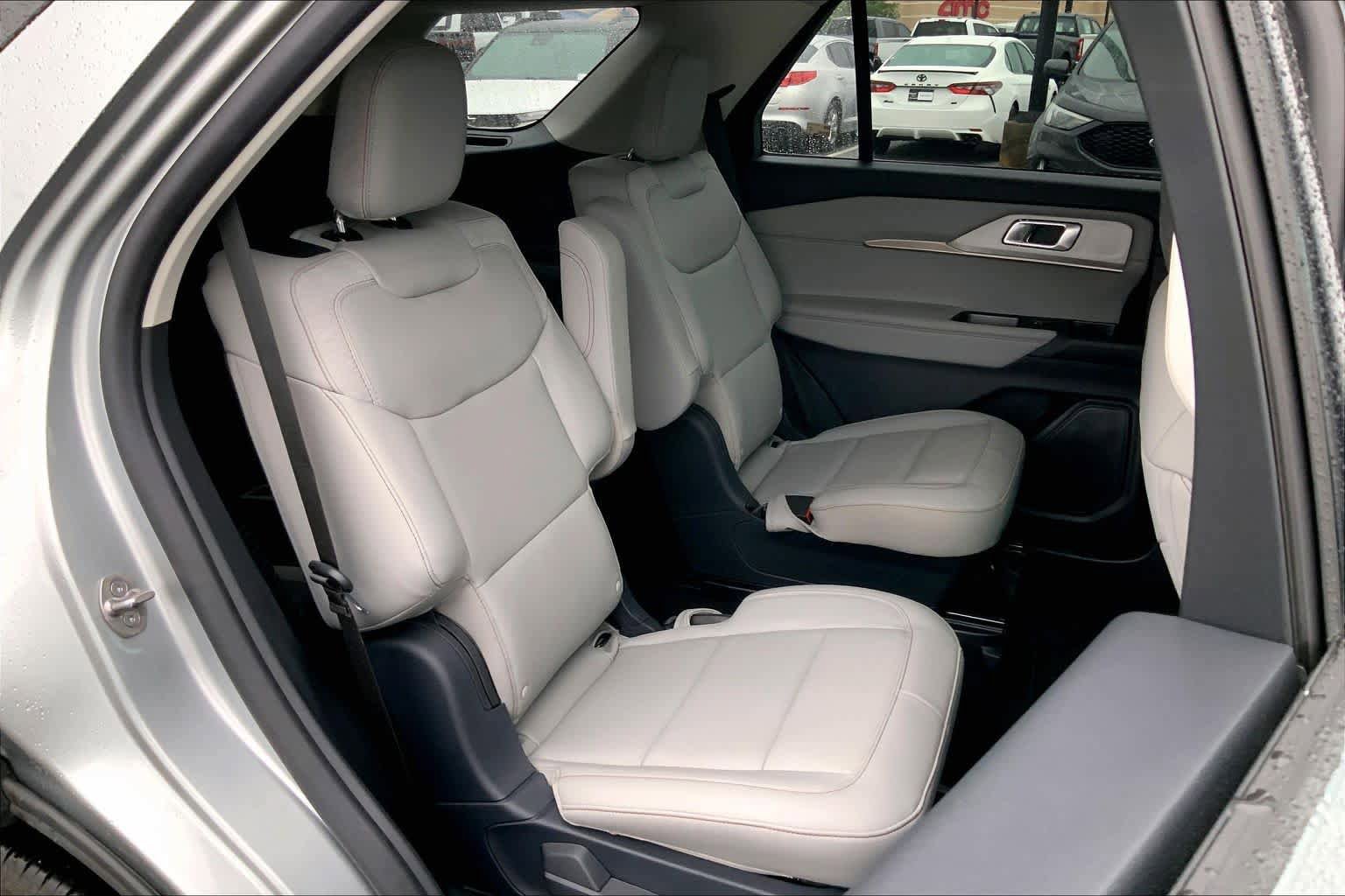 Used 2025 Ford Explorer Active w/ Active Comfort Package RWD image 19