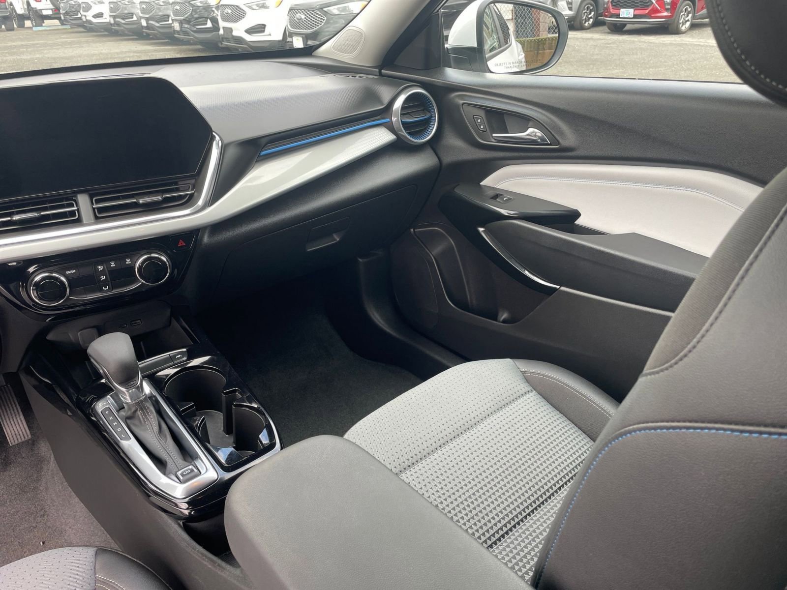 Used 2025 Chevrolet Trax LT image 35