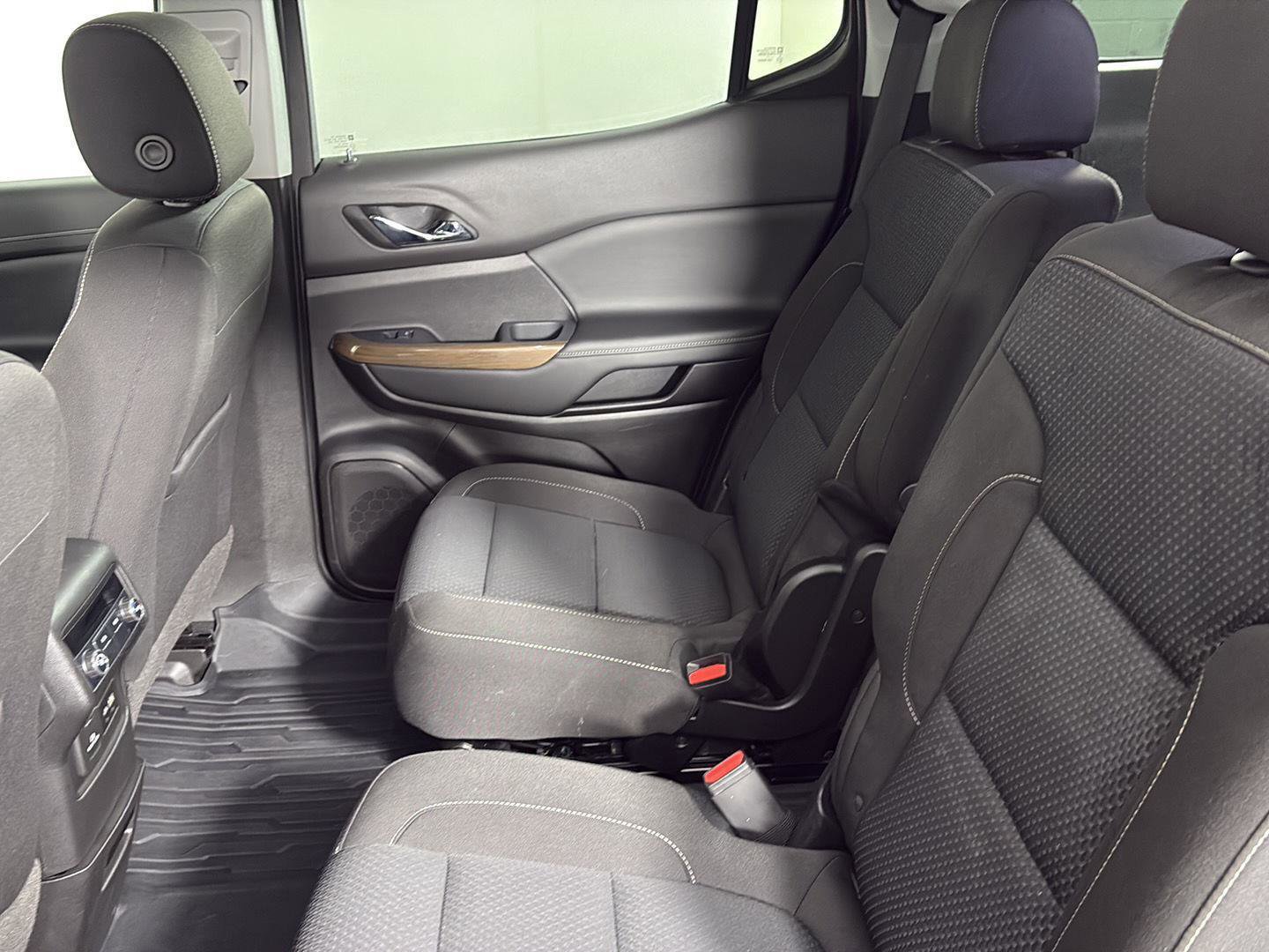 Used 2022 GMC Acadia SLE w/ Driver Convenience Package image 17