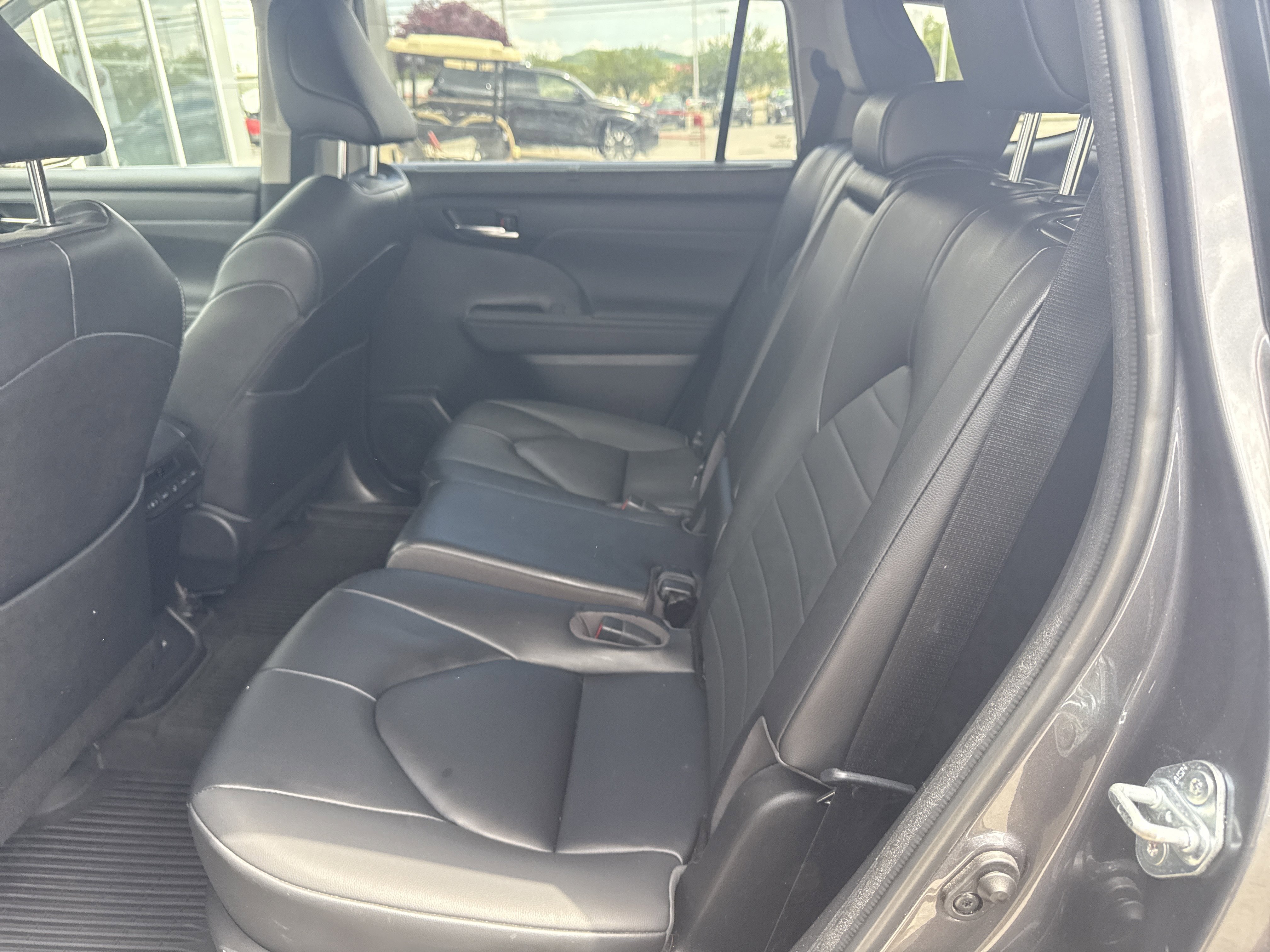 Used 2023 Toyota Highlander XLE AWD/4WD image 7