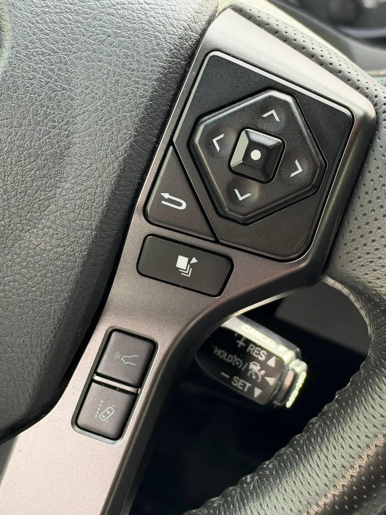 Used 2019 Toyota Tacoma TRD Off-Road w/ Technology Package AWD/4WD image 18
