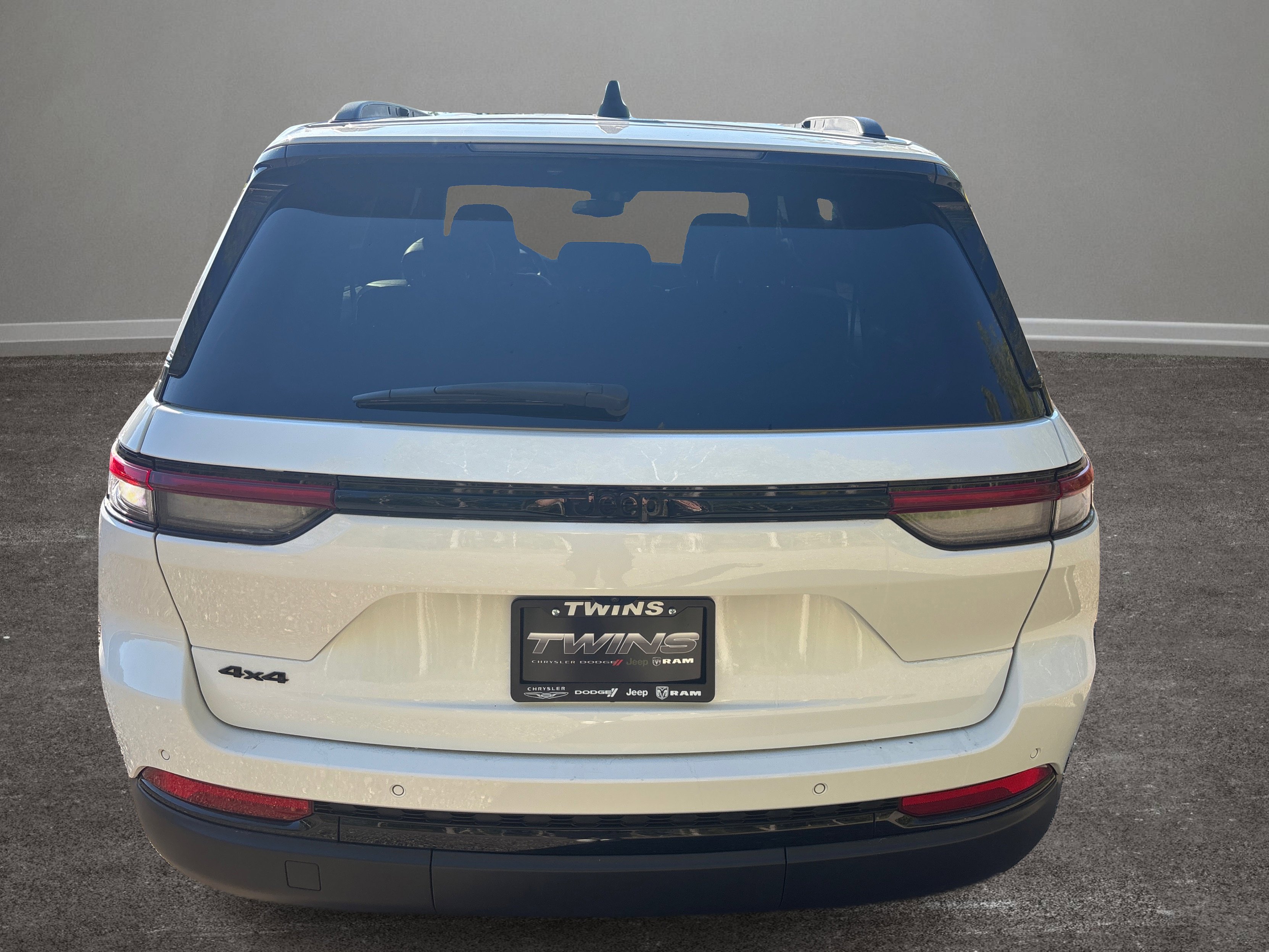 Used 2023 Jeep Grand Cherokee Altitude image 31