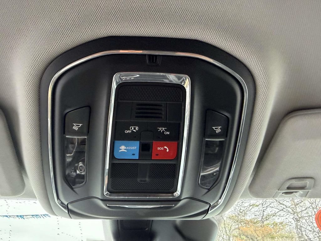 Used 2023 Jeep Grand Cherokee Laredo AWD/4WD image 36
