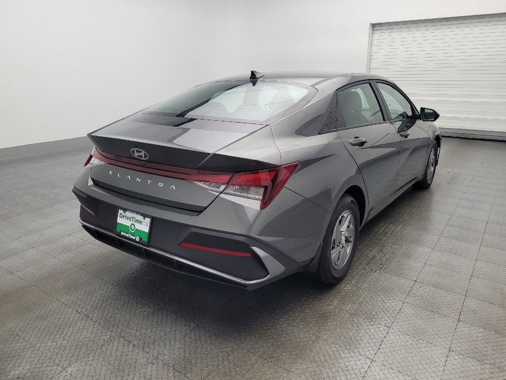 Used 2025 Hyundai Elantra SE image 9