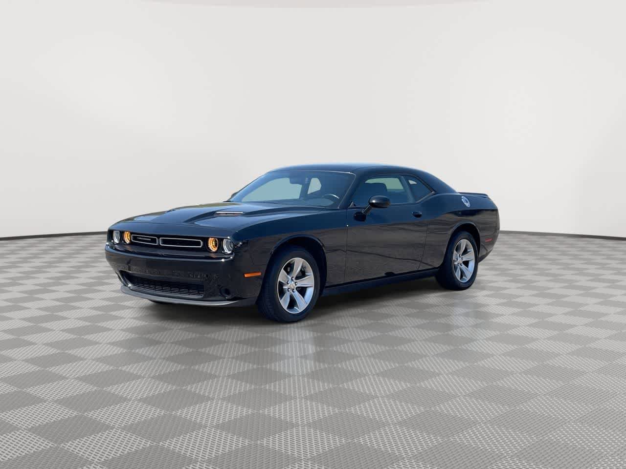 Used 2022 Dodge Challenger SXT RWD image 4