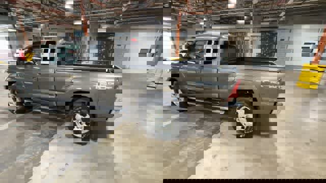 Used 2015 Toyota Tacoma 4x4 Access Cab V6 w/ TRD Off-Road Package image 6